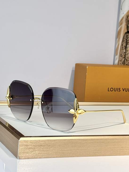 Picture of Louis Vuitton Sunglasses _SKUfw80880274fw